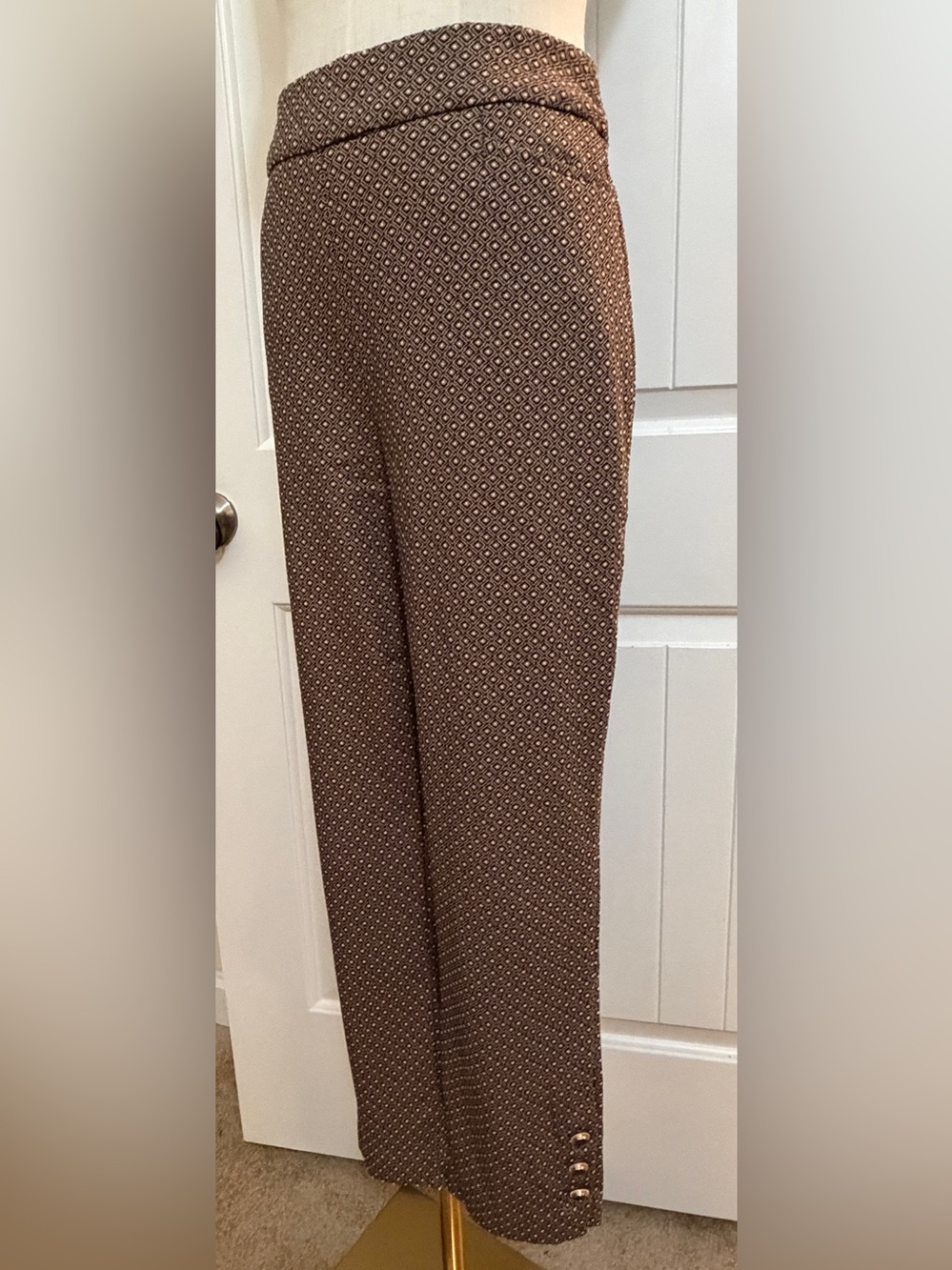 Chico's Brown Micro-Print Stretch Pull-On Pants with Black Buttons at Hem Sz 1.5